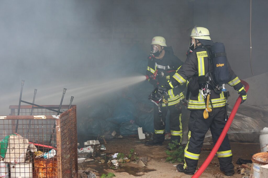 Atemschutz Ge-Handel - Feuerwehr löscht Brand