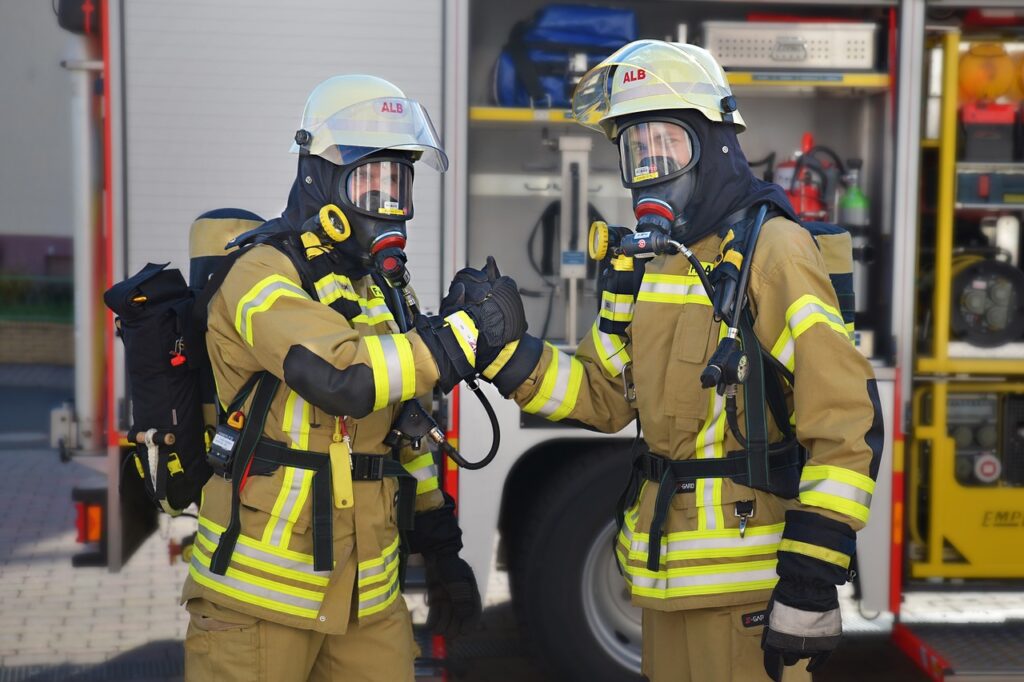 Brandschutzhelfer Ge-Handel - Feuerwehr mit Atemschutz