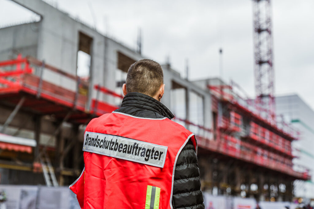Ein Brandschutzbeauftragt macht sich auf den Weg zum Einsatzgebiet